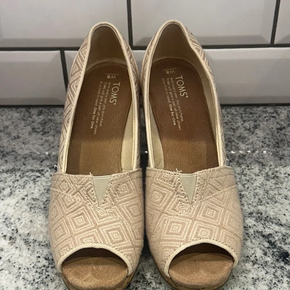 TOMS Women's Beige Geometric Pattern Peep Toe Wedge Shoes Size 8.5 Neutral Cream